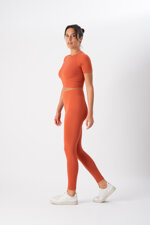 completo-sportivo-donna-in-tessuto-tecnico-cross-crop-top-leggings-brick-heart-and-soul