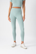 completo-sportivo-donna-in-tessuto-tecnico-cross-crop-top-leggings-jade-heart-and-soul