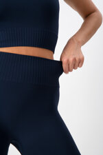 completo-sportivo-donna-in-tessuto-tecnico-cross-crop-top-leggings-night-blue-heart-and-soul