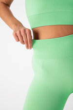 completo-sportivo-donna-in-tessuto-tecnico-kaia-top-biker-one-block-apple-heart-and-soul