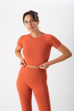 completo-sportivo-donna-in-tessuto-tecnico-cross-crop-top-leggings-brick-heart-and-soul