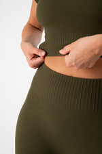 completo-sportivo-donna-in-tessuto-tecnico-cross-crop-top-leggings-dark-olive-heart-and-soul