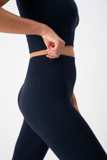 completo-sportivo-donna-in-tessuto-tecnico-cross-crop-top-leggings-night-blue-heart-and-soul