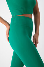 completo-sportivo-donna-in-tessuto-tecnico-cross-crop-top-leggings-emerald-heart-and-soul