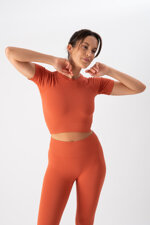 completo-sportivo-donna-in-tessuto-tecnico-cross-crop-top-leggings-brick-heart-and-soul