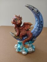 statuetta-decorativa-in-resina-draghetto-sulla-luna