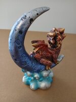 statuetta-decorativa-in-resina-draghetto-sulla-luna