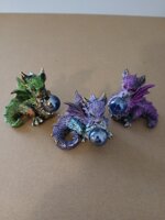 statuetta-decorativa-in-resina-tris-draghetti-con-sfere