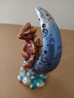 statuetta-decorativa-in-resina-draghetto-sulla-luna