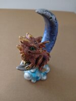 statuetta-decorativa-in-resina-draghetto-sulla-luna