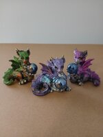 statuetta-decorativa-in-resina-tris-draghetti-con-sfere