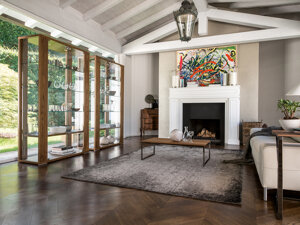 aurora-vetrina-con-ante-e-ripiani-in-vetro-con-illuminazione-interna-led