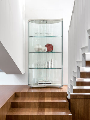 oregina-vetrina-dalle-forme-sinuose