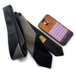 cravatta double di giannelli in seta uomo disegno regimental double di giannelli con tecnologia nfc e smartphone dimostrazione nfc su cravatta sartoriale giannelli