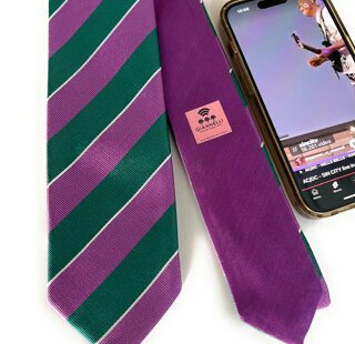 cravatta double di giannelli in seta uomo disegno regimental double di giannelli con tecnologia nfc e smartphone dimostrazione nfc su cravatta sartoriale giannelli