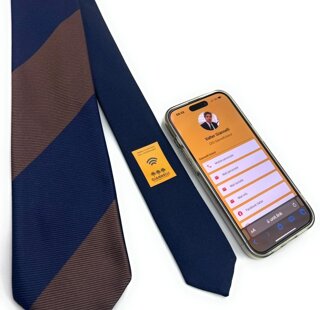 cravatta double di giannelli in seta uomo disegno regimental double di giannelli con tecnologia nfc e smartphone dimostrazione nfc su cravatta sartoriale giannelli