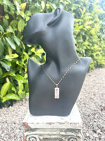 collana-con-ciondolo-rettangolare-e-fiori-di-lantana-e-spirale-acciaio-inox-placcato-oro-18k