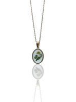 collana-con-ciondolo-ovale-fiori-di-lupolina-e-viticcio-di-passiflora-acciaio-inox-placcato-oro-18k