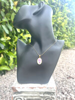 collana-snake-con-lantana-su-fondo-rosa-acciaio-inox-placcato-oro-18k