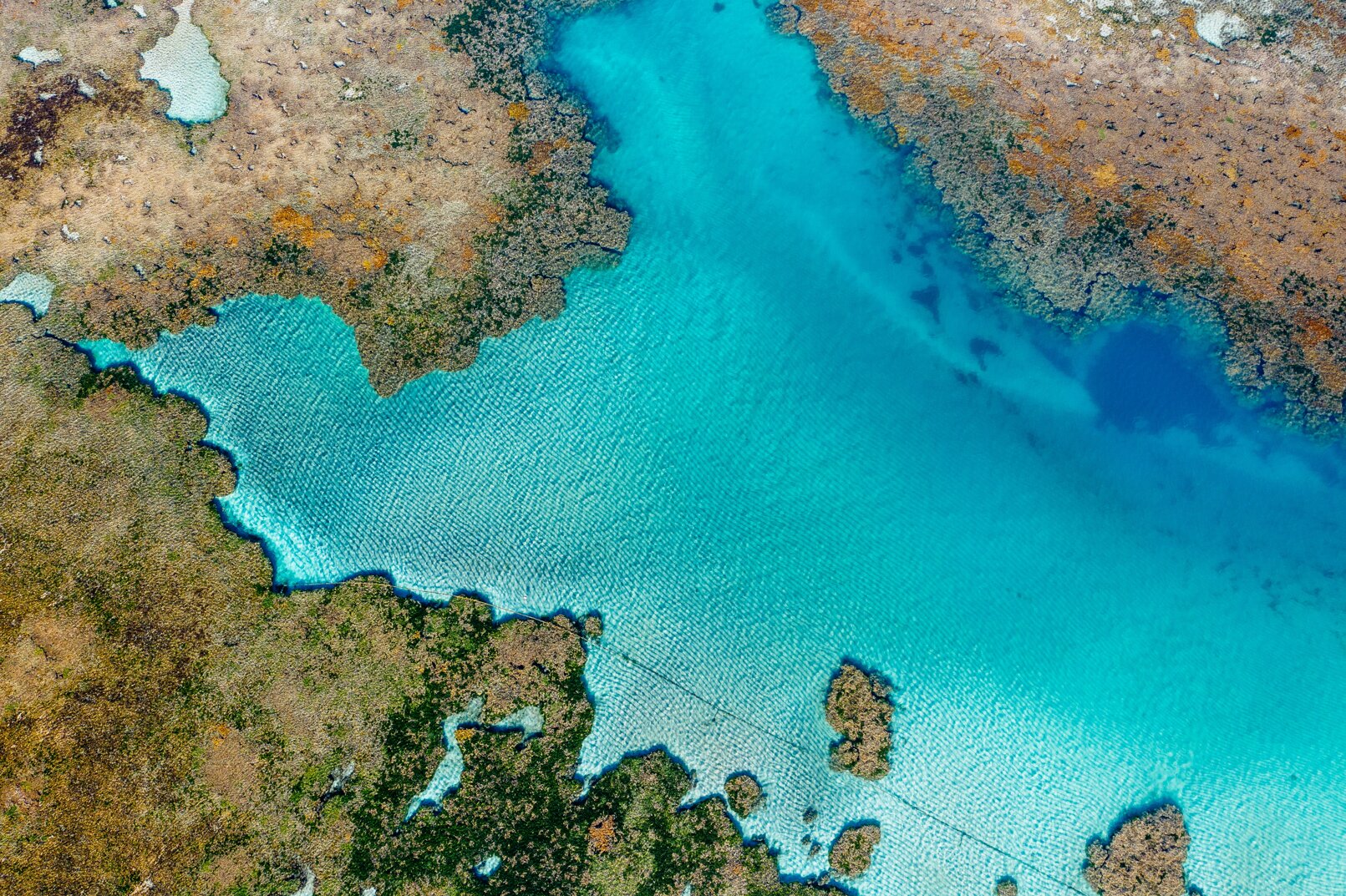 closeup-shot-islands-ocean-3d-map-canvas.jpeg