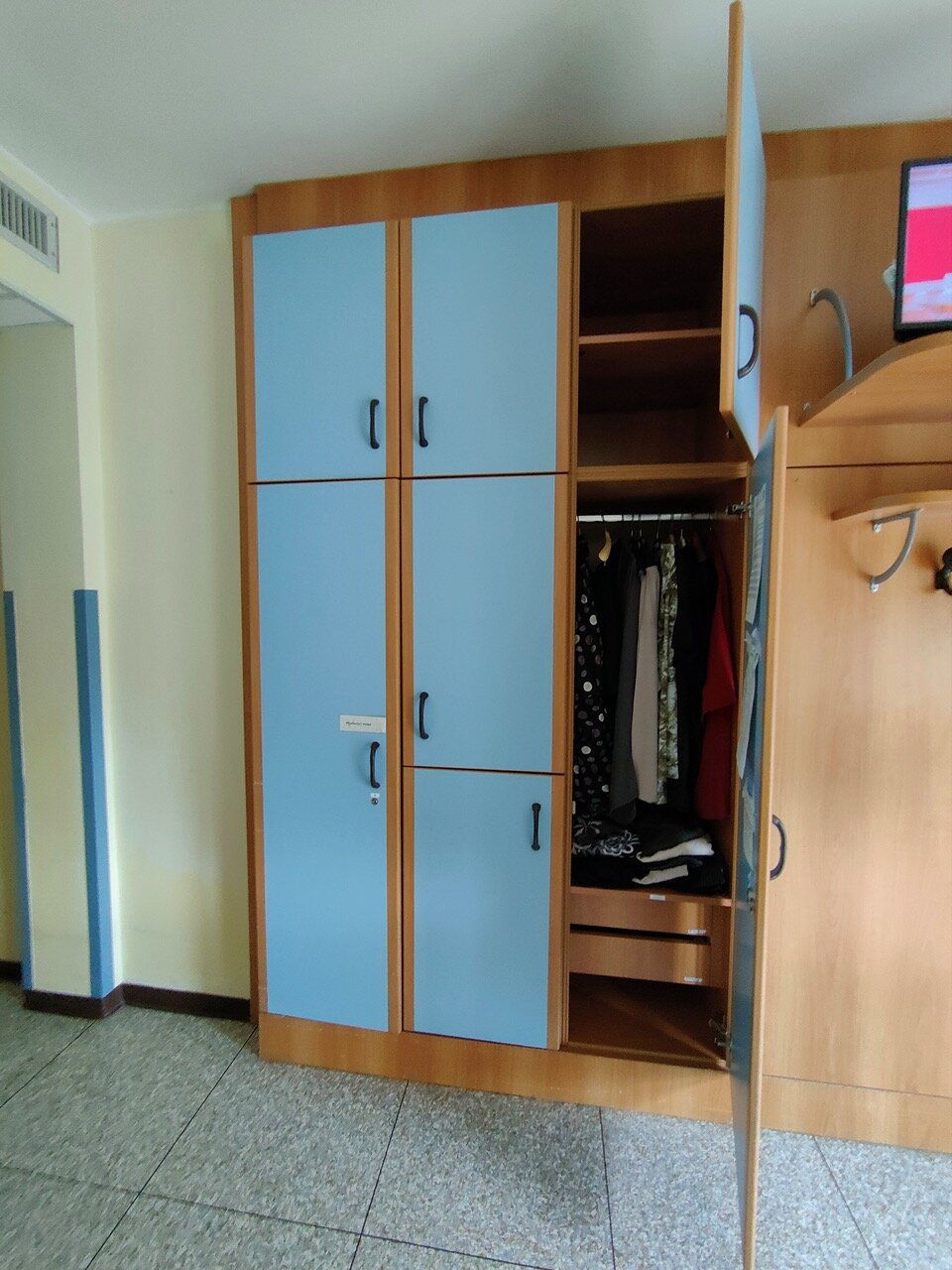 riqualificazione-porte-casa-riposo-belvedere-treviso-prima1.jpeg ante armadio azzurre prima