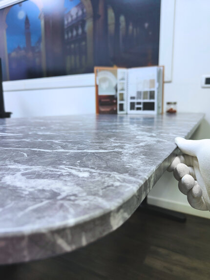mano che applica rivestimento effetto marmo su tavolo mano che applica rivestimento effetto marmo su tavolo