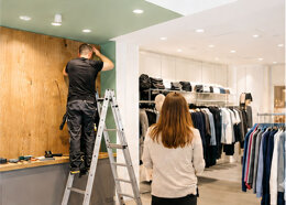 installatore al lavoro in negozio