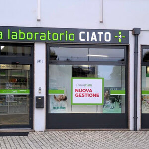 Wrapping infissi metallici finitura antracite per farmacie Wrapping infissi metallici finitura antracite per farmacie