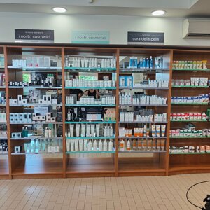 Arredamento farmacia in ciliegio prima del restyling con interior wrapping Padova