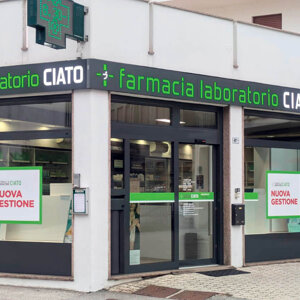 Infissi farmacia color ottone prima del wrapping a Padova Infissi farmacia color ottone prima del wrapping a Padova