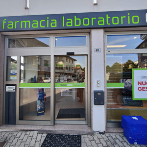 Wrapping infissi metallici finitura antracite per negozi Wrapping infissi metallici finitura antracite per negozi
