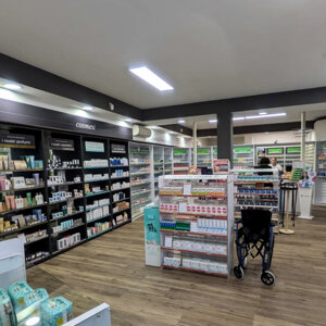Wrapping farmacia Padova arredi trasformati con pellicola bianca e luminosa