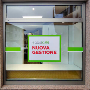 Infissi farmacia color ottone prima del wrapping a Padova Infissi farmacia color ottone prima del wrapping a Padova
