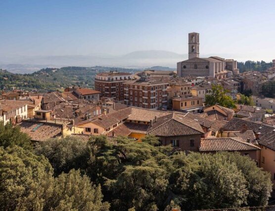 antica-citta-italiana-sulla-collina-con-tetti-di-tegole-di-edifici-chiesa-e-campanile-perugia-italia-605x465.jpeg