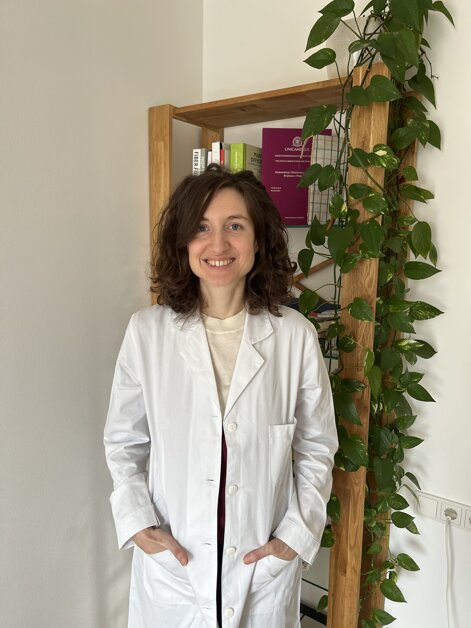 Ritratto professionale della Dott.ssa Erica Roccatello, biologa nutrizionista a Bolzano. Specializzata in alimentazione antinfiammatoria, benessere intestinale e salute femminile (endometriosi, candida, cistite).