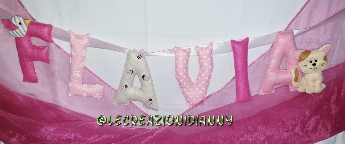 banner dietro porta Flavia con applicazioni interamente fatte a mano ,gattino e uccellino