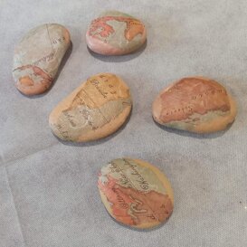 Sassi decorativi utili come segnaposto Sassi decorativi utili come segnaposto