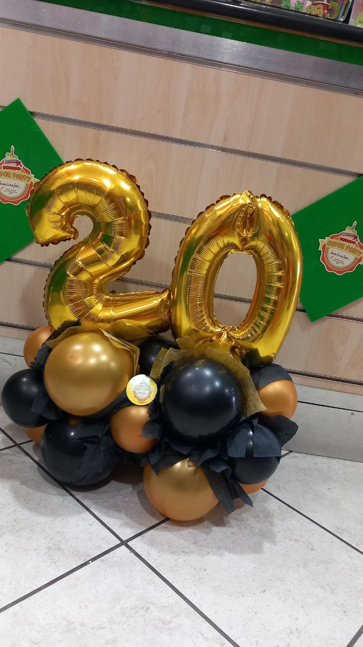 palloncino a numero 20 oro e nero palloncino a numero 20 oro e nero