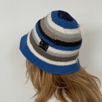 cappello-crochet-azzurro-multi-righe