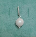 orecchino-white-beads