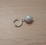 orecchino-white-beads