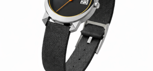 Modellazione 3D con rendering orologio da polso di design contemporaneo con quadrante minimale grigio, dettaglio giallo e cinturino gomma nera