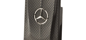 Ingegnerizzazione cover per smartphone in fibra di carbonio con finitura lucida e inserto metallico centrale, design tecnico e sportivo