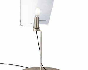 Progettazione lampada da tavolo di design contemporaneo con diffusore in policarbonato, struttura in metallo e base circolare in metallo grezzo, 