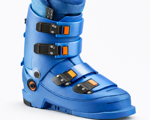 Progettazione e sviluppo scarpone da sci Nordica blu con ganci neri e dettagli arancioni