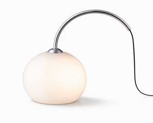 Lampada da tavolo industrial designer con diffusore sferico e braccio arcuato in metallo, lighting design minimale