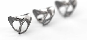 Concept e modellazione anello di design contemporaneo in metallo lucido, forme organiche e processo di metamorfosi formale