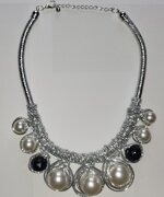collana-semi-rigida-da-donna-in-acciaio-a-corda-argento-perle-e-pietre-brillanti