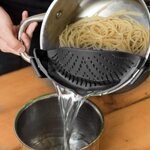 colino-scolapasta-a-scatto-in-silicone-scolapasta-da-bordo-pentola-colapasta