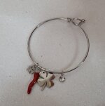 bracciale-rigido-da-donna-ciondoli-pendenti-strass-cuore-quadrigoglio-cornetto